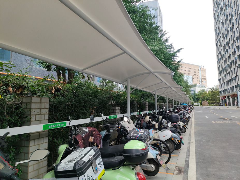 华西科创中心电瓶车车棚膜结构工程照片4_成都膜结构案例