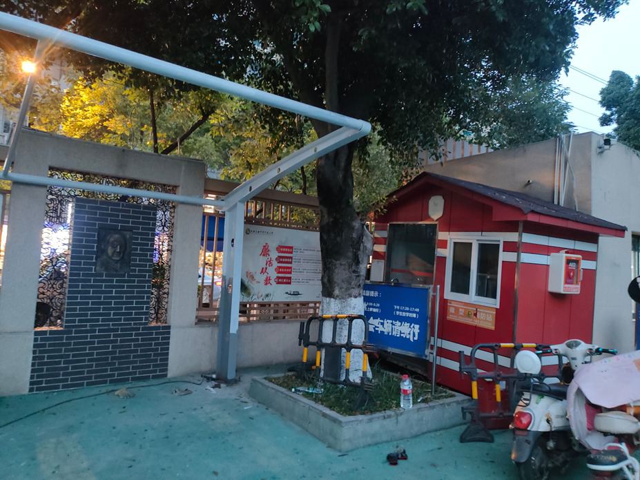 成都玉林小学电瓶车棚膜结构工程照片5_成都膜结构案例