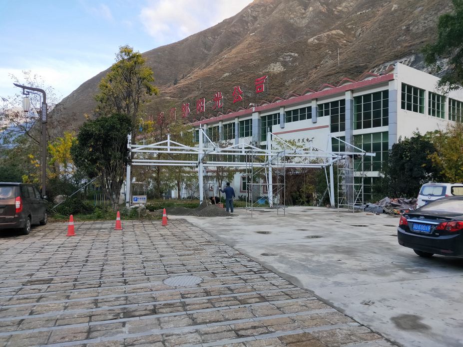 汶川西部阳光停车棚膜结构工程照片11_成都膜结构案例