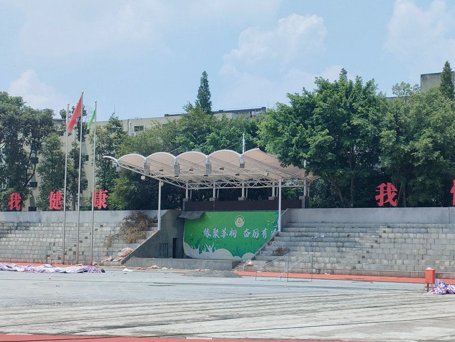 眉山苏祠中学体育看台膜结构工程照片7_成都膜结构案例