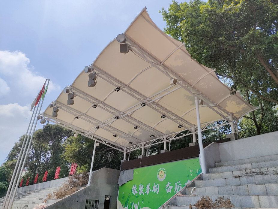 眉山苏祠中学体育看台膜结构工程照片12_成都膜结构案例