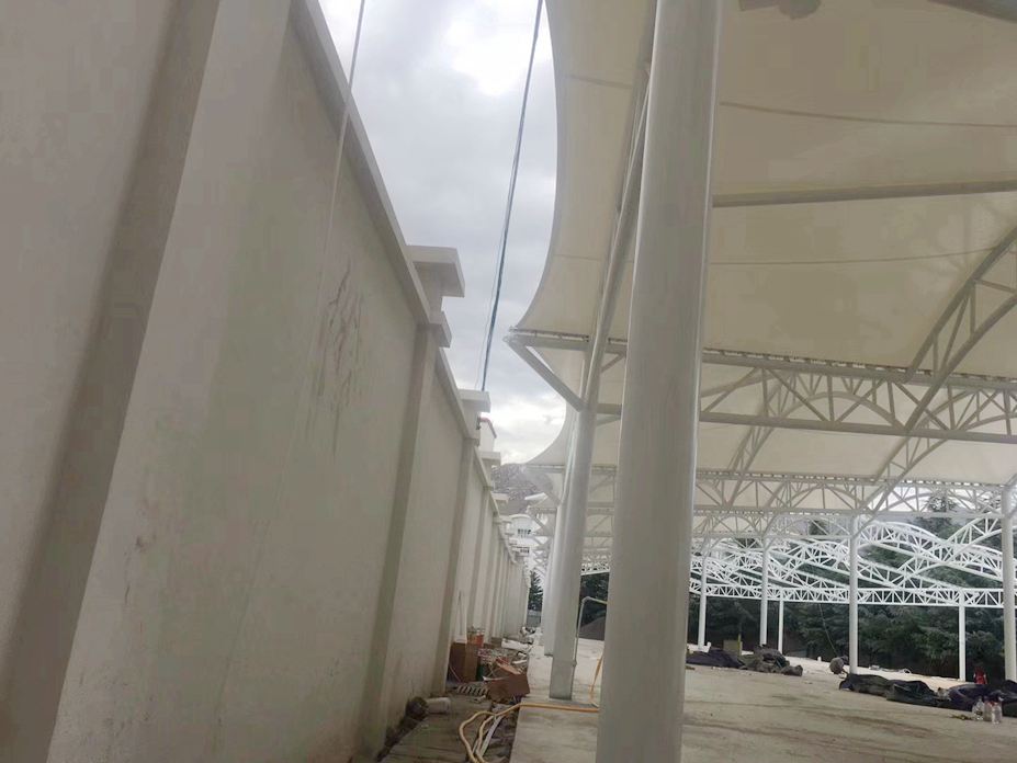 西藏拉萨中学停车棚膜结构工程照片3_成都膜结构案例