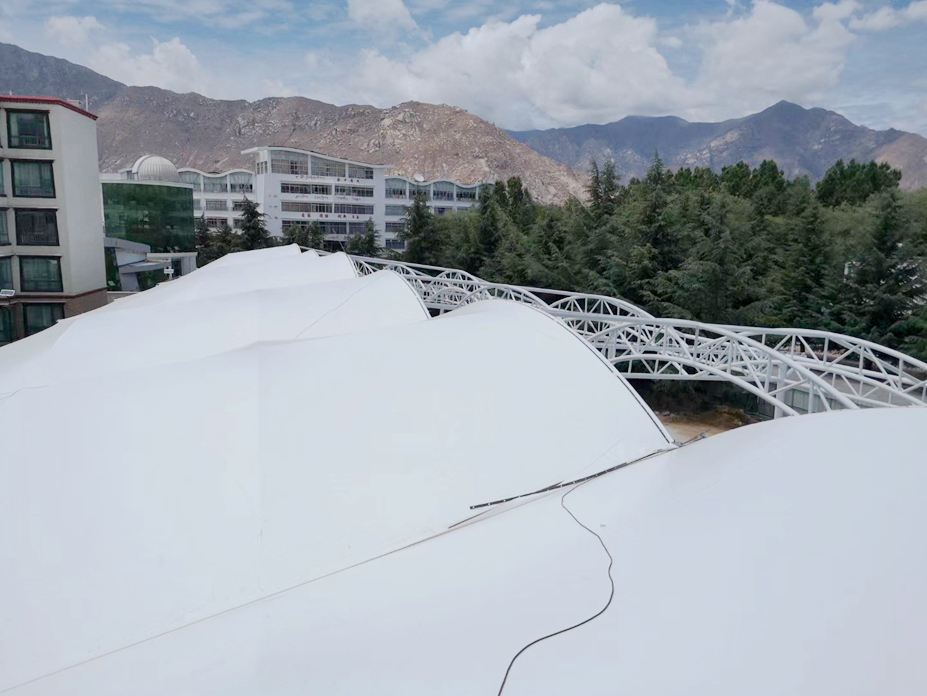 西藏拉萨中学停车棚膜结构工程照片12_成都膜结构案例